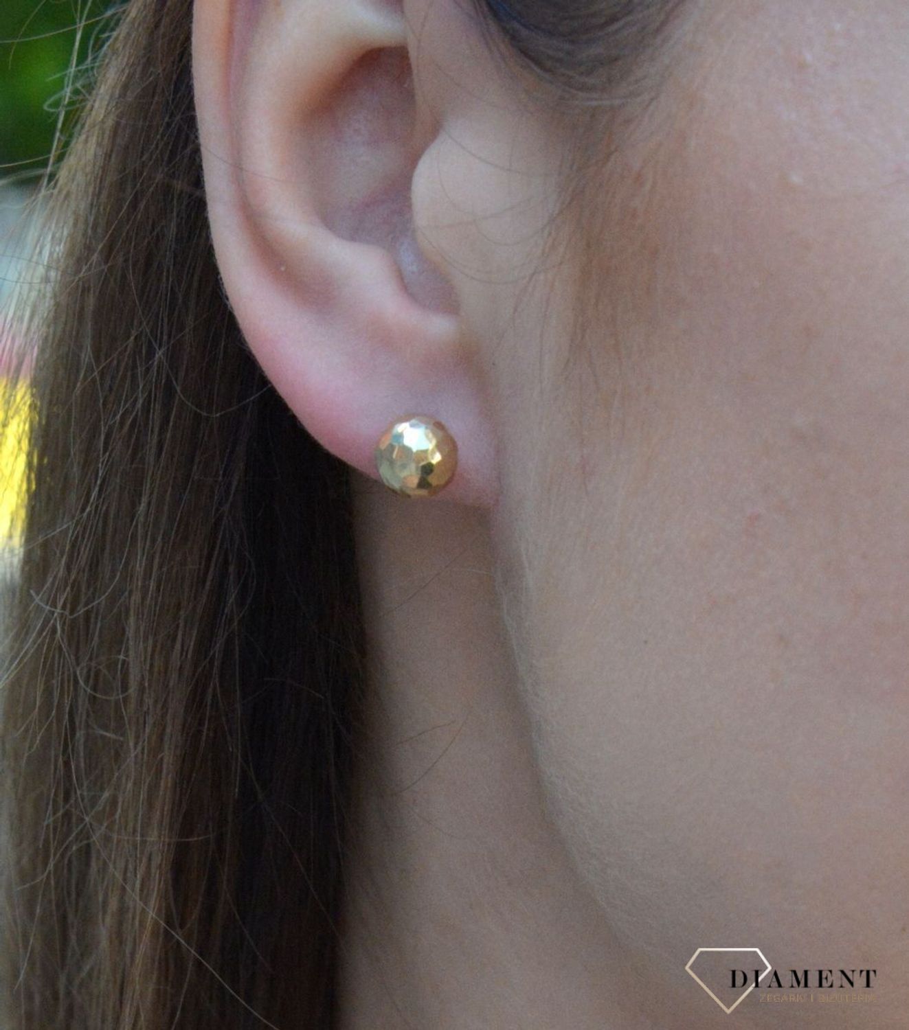 Złote kolczyki 333 kulki grawerowane KL 3422 333. Kolczyki w minimalistycznym stylu, wpisujące się w obecne trendy modowe. Delikatna forma, złota to idealne uzupełnienie eleganckich stylizacji..jpg